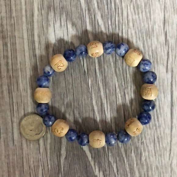 🌹Lapis and Carved Wood Bead Bracelet - Picture 4 of 6